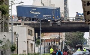 Caos Vial en Buenos Aires: Camión Queda Colgado Tras Violento Choque